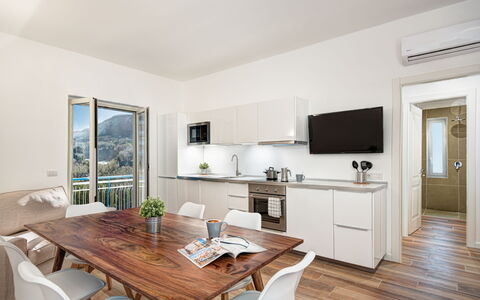 Sorrento Golden Apartment: Meubilair, Tafel, Eigendom, Cabinetry, Hout, Woonkamer, Countertop, Interieur Ontwerp, Verdieping