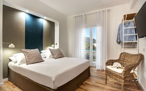 Luxury Blues Apartment: Meubilair, Eigendom, Hout, Verlichting, Comfort, Interieur Ontwerp, Flooring, Verdieping, Schaduw