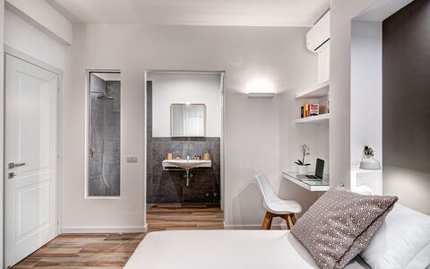 Luxury Blues Apartment: Meubilair, Eigendom, Gebouw, Deur, Fotolijst, Wit, Tafel, Spiegel, Comfort, Interieur Ontwerp
