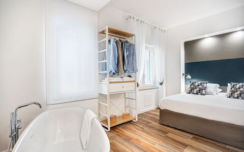Luxury Blues Apartment: Bad, Gebouw, Comfort, Hout, Verdieping, Bed Frame, Flooring, Deur, Cabinetry