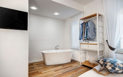 Luxury Blues Apartment: Bad, Gebouw, Loodgieterswerkinrichting, Product, Venster, Hout, Cabinetry, Gordijn, Interieur Ontwerp