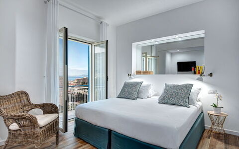 Luxury Blues Apartment: Meubilair, Eigendom, Comfort, Gebouw, Azure, Hout, Venster, Architectuur, Interieur Ontwerp