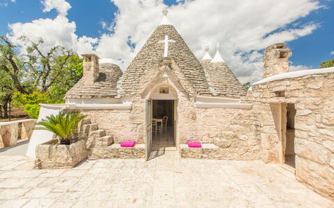 Trullo Del Pioppo Gigante: Wolk, Lucht, Fabriek, Gebouw, Huis, Bloempot, Landelijk Gebied, Landschap, Facade, Boom