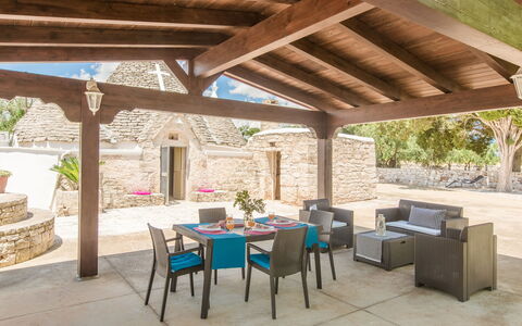 Trullo Del Pioppo Gigante: Tafel, Meubilair, Fabriek, Eigendom, Hout, Stoel, Schaduw, Interieur Ontwerp, Buitenmeubels, Buitentafel