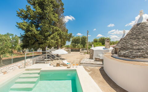 Trullo Del Pioppo Gigante: Lucht, Wolk, Eigendom, Azure, Fabriek, Zwembad, Gebouw, Boom, Land Lot, Schaduw