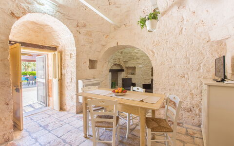 Trullo Del Pioppo Gigante: Tafel, Meubilair, Hout, Architectuur, Interieur Ontwerp, Steen, Verdieping, Flooring, Gebouw, Onroerend Goed