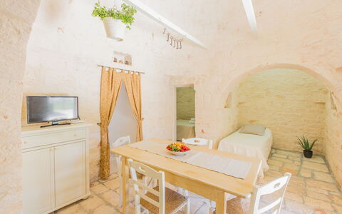 Trullo Del Pioppo Gigante: Meubilair, Eigendom, Tafel, Cabinetry, Gebouw, Hout, Stoel, Fabriek, Interieur Ontwerp, Kamerplant