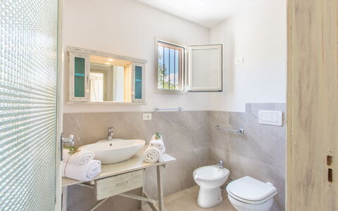 Trullo Del Pioppo Gigante: Spiegel, Loodgieterswerkinrichting, Kraan, Wastafel, Wastafel In De Badkamer, Eigendom, Badkamer, Purper, Wc Bril, Interieur Ontwerp
