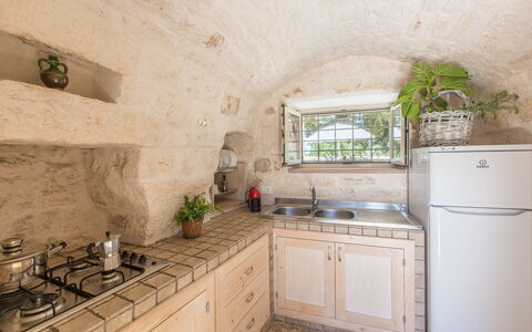 Trullo Del Pioppo Gigante: Cabinetry, Countertop, Gebouw, Eigendom, Gootsteen, Wastafel, Kraan, Keuken, Venster, Hout