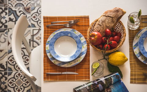 Loft In Sorrento: Voedsel, Tableware, Dishware, Tafel, Bord, Hout, Serveware, Ingrediënt