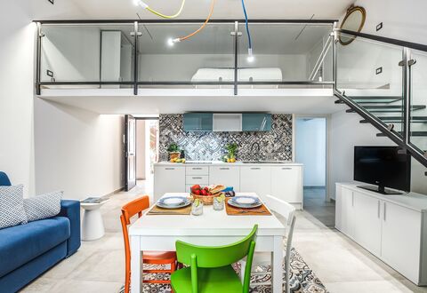 Loft In Sorrento: Tafel, Meubilair, Eigendom, Cabinetry, Bankstel, Blauw, Gebouw, Interieur Ontwerp, Verlichting, Countertop