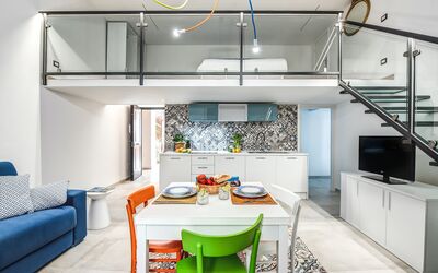 Loft In Sorrento: Tafel, Meubilair, Eigendom, Cabinetry, Bankstel, Blauw, Gebouw, Interieur Ontwerp, Verlichting, Countertop