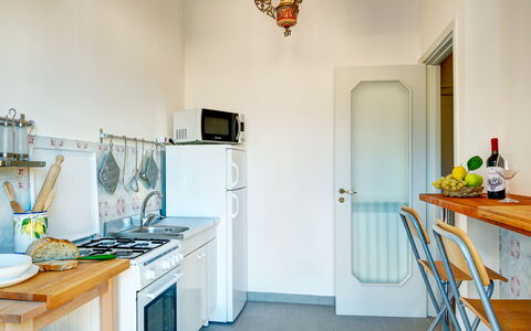 Parsano Home: Eigendom, Cabinetry, Meubilair, Blauw, Keuken, Countertop, Huishoudapparatuur, Verlichting, Oranje, Toestel Van De Keuken