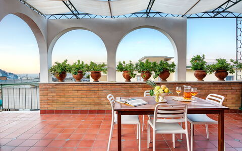Parsano Home: Lucht, Tafel, Meubilair, Eigendom, Fabriek, Azure, Schaduw, Architectuur, Stoel, Buitenmeubels