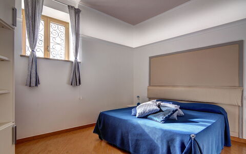 49 Little House: Eigendom, Venster, Comfort, Gebouw, Schaduw, Hout, Textiel, Interieur Ontwerp, Flooring