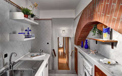 49 Little House: Countertop, Cabinetry, Gootsteen, Wastafel, Eigendom, Meubilair, Fabriek, Wit, Gebouw, Kraan