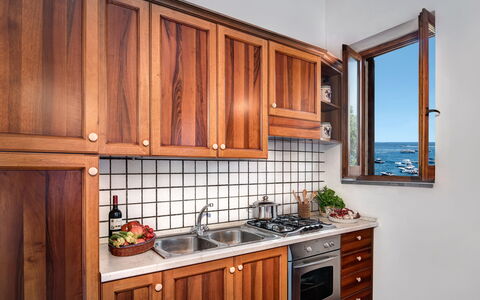 La Baia Dello Chalet: Cabinetry, Countertop, Eigendom, Meubilair, Kraan, Toestel Van De Keuken, Hout, Fornuis, Keuken, Venster