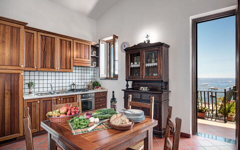 La Baia Dello Chalet: Tafel, Meubilair, Eigendom, Cabinetry, Fabriek, Hout, Stoel, Interieur Ontwerp, Fotolijst, Woonkamer