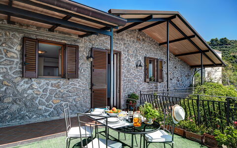 La Baia Dello Chalet: Fabriek, Gebouw, Tafel, Meubilair, Eigendom, Venster, Lucht, Stoel, Bloempot, Interieur Ontwerp