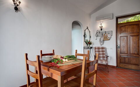 La Baia Dello Chalet: Meubilair, Eigendom, Tafel, Cabinetry, Fotolijst, Stoel, Hout, Interieur Ontwerp, Deur, Verdieping