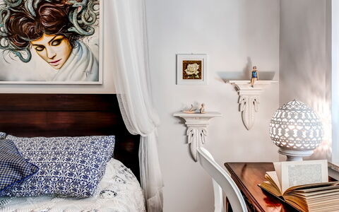 Medusa And The Seahorse Villa: Meubilair, Fotolijst, Comfort, Textiel, Interieur Ontwerp, Hout, Lamp, Hoofdkussen, Woonkamer