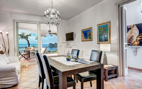 Medusa And The Seahorse Villa: Tafel, Fotolijst, Meubilair, Eigendom, Azure, Stoel, Interieur Ontwerp, Hout, Bureau, Verdieping