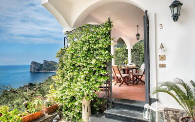 Medusa And The Seahorse Villa: Fabriek, Gebouw, Water, Eigendom, Tafel, Wolk, Bloempot, Lucht, Azure, Bloem