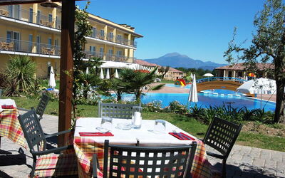 Resort Oleander: Lucht, Gebouw, Eigendom, Fabriek, Meubilair, Tafel, Zwembad, Stoel, Venster, Schaduw