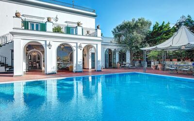 Palazzo Villa Dei Nobili: Water, Lucht, Fabriek, Eigendom, Azure, Zwembad, Zwemwater, Deur, Gebouw, Boom