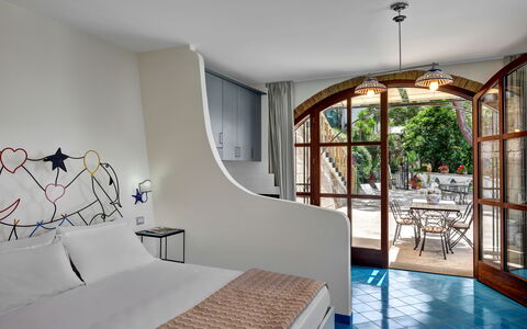 Appartamento Lobra: Water, Meubilair, Eigendom, Azure, Comfort, Fabriek, Interieur Ontwerp, Schaduw, Hout, Verdieping