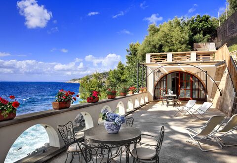 Appartamento Lobra: Lucht, Wolk, Water, Eigendom, Meubilair, Fabriek, Blauw, Bloem, Stoel, Azure