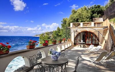 Appartamento Lobra: Lucht, Wolk, Water, Eigendom, Meubilair, Fabriek, Blauw, Bloem, Stoel, Azure