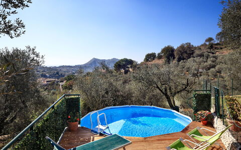 La Villa Dell'olio: Lucht, Watervoorraden, Water, Berg, Blad, Azure, Fabriek, Zwembad, Boom, Natuurlijk Landschap