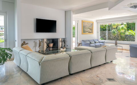 Villa Antonietta: Fabriek, Eigendom, Bankstel, Kamerplant, Venster, Comfort, Interieur Ontwerp, Flooring, Woonkamer, Verdieping