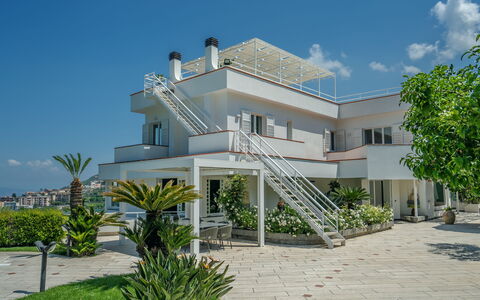 Villa Antonietta: Lucht, Fabriek, Eigendom, Gebouw, Venster, Wolk, Boom, Woongebied, Huis, Deur