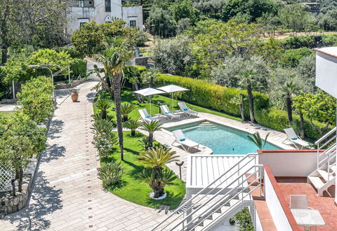 Villa Antonietta: Fabriek, Water, Eigendom, Zwembad, Boom, Gebouw, Stedelijk Ontwerp, Vegetation, Gras, Vrije Tijd