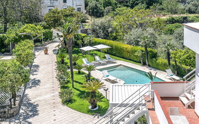 Villa Antonietta: Fabriek, Water, Eigendom, Zwembad, Boom, Gebouw, Stedelijk Ontwerp, Vegetation, Gras, Vrije Tijd