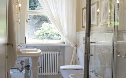 Villa Ermelinda: Meubilair, Eigendom, Bad, Loodgieterswerkinrichting, Hout, Fabriek, Badkamer, Gordijn, Interieur Ontwerp