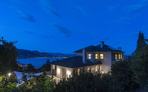 Villa Ermelinda: Water, Lucht, Gebouw, Atmosfeer, Blauw, Venster, Azure, Wolk, Boom, Huis
