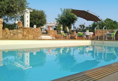 Villa Giunone: Zwembad, Eigendom, Water, Onroerend Goed, Paraplu, Azure, Aqua, Reflectie, Toevlucht, Schaduw
