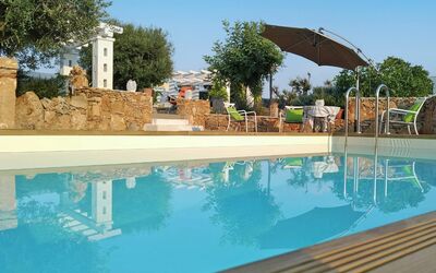 Villa Giunone: Zwembad, Eigendom, Water, Onroerend Goed, Paraplu, Azure, Aqua, Reflectie, Toevlucht, Schaduw