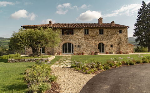 Villa Pianvecchio: Fabriek, Land Lot, Huis, Struik, Onroerend Goed, Tuin, Landelijk Gebied, Deur, Dak, Steen