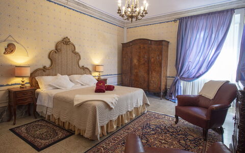 Villa Asciolo: Verlichting, Interieur Ontwerp, Kamer, Verdieping, Bed, Eigendom, Meubilair, Textiel, Flooring, Muur