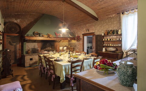 Villa Asciolo: Tafelkleed, Kamer, Interieur Ontwerp, Tafel, Plafond, Meubilair, Interieur Ontwerp, Linens, Eetkamer, Accessoires Voor Thuis