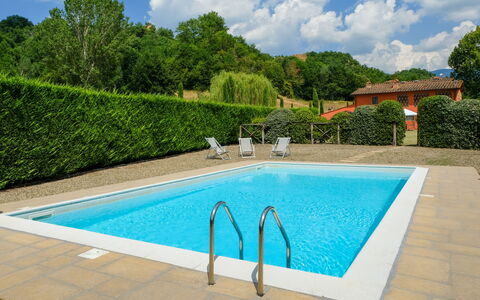 Villa Rossa: Zwembad, Blauw, Eigendom, Vrije Tijd, Aqua, Onroerend Goed, Struik, Azure, Turkoois