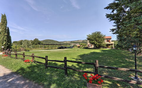 Agriturismo Le Selvole: Lucht, Fabriek, Wolk, Boom, Hek, Plantkunde, Natuurlijk Landschap, Land Lot, Vegetation, Gras