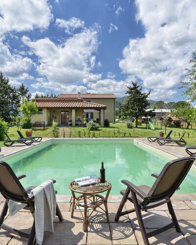 Agriturismo Le Selvole: Wolk, Water, Lucht, Meubilair, Zwembad, Fabriek, Natuur, Boom, Tafel, Schaduw