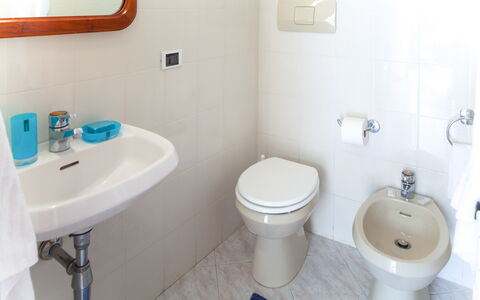 Luigina - Levanto: Blauw, Loodgieterswerkinrichting, Groen, Architectuur, Wastafel In De Badkamer, Kamer, Muur, Eigendom, Purper, Interieur Ontwerp