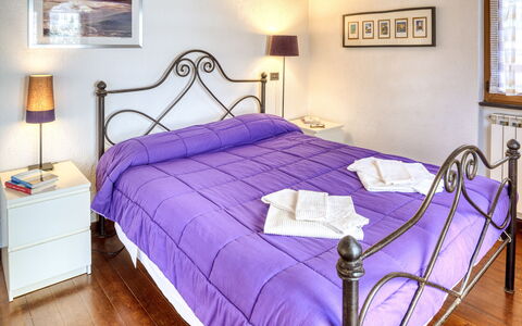 Mario - Levanto: Bed, Verlichting, Kamer, Interieur Ontwerp, Hout, Verdieping, Bedding, Eigendom, Muur, Slaapkamer