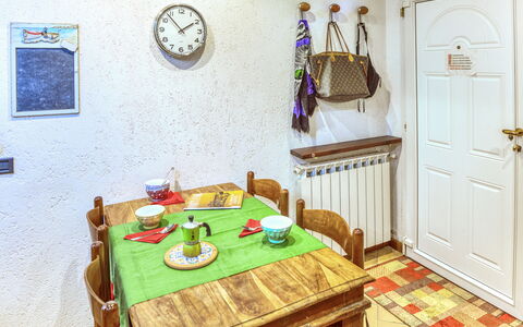 Mario - Levanto: Hout, Kamer, Interieur Ontwerp, Deur, Tafel, Flooring, Verdieping, Eetkamer, Muur, Beits